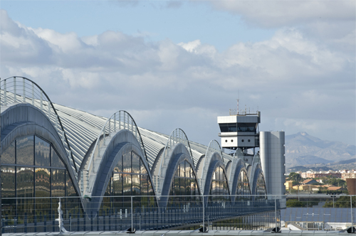 Vistas aereas del aeropuerto y la torre de control